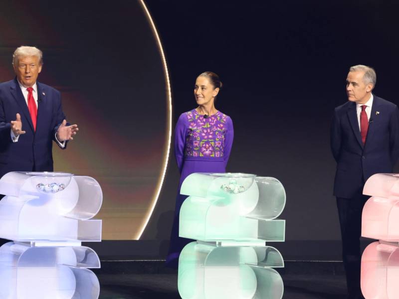 El presidente de Estados Unidos, Donald Trump (i); la presidenta de México, Claudia Sheinbaum (c), y el primer ministro de Canadá, Mark Carney, estuvieron presentes en el sorteo del Mundial 2026.