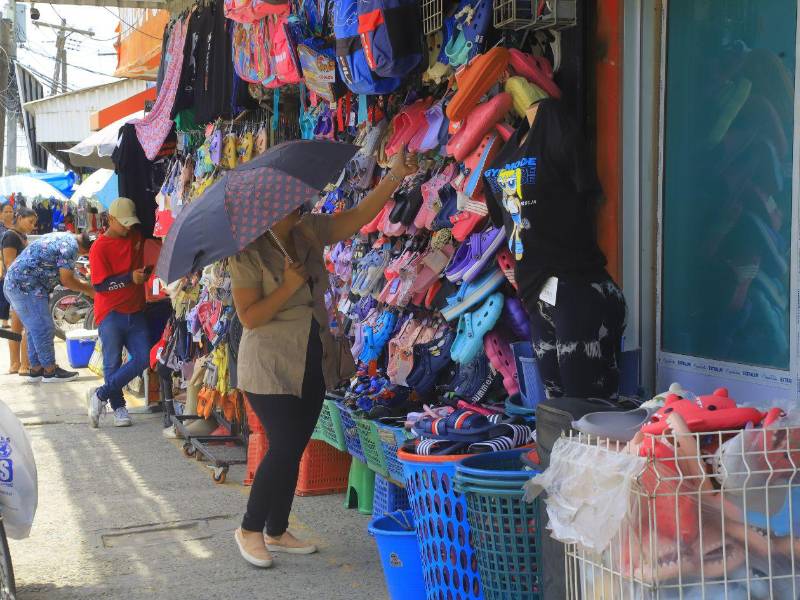 Los establecimientos comerciales se han expandido en las zonas céntricas de San Pedro Sula, donde gran parte de la oferta corresponde a productos importados que compiten con los artículos de fabricación nacional.