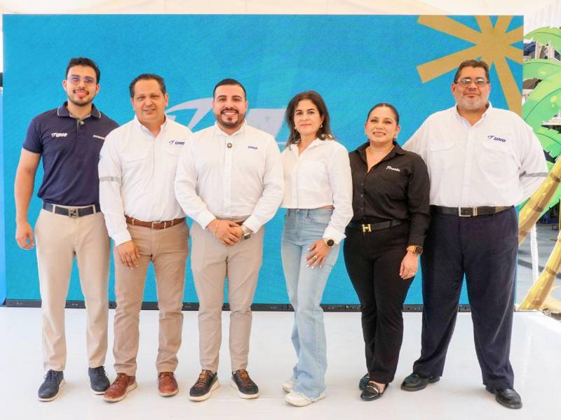 Ejecutivos de UNO presentes en el segundo sorteo de la promoción Regresó el Veruno”.