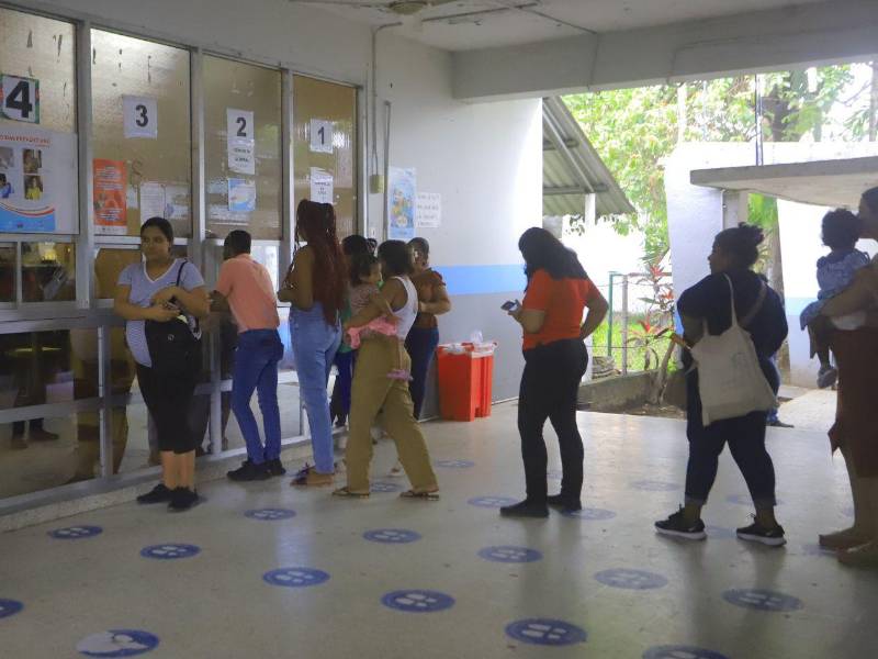 Pacientes se forman en fila para ser atendidos en el policlínico Miguel Paz Barahona.