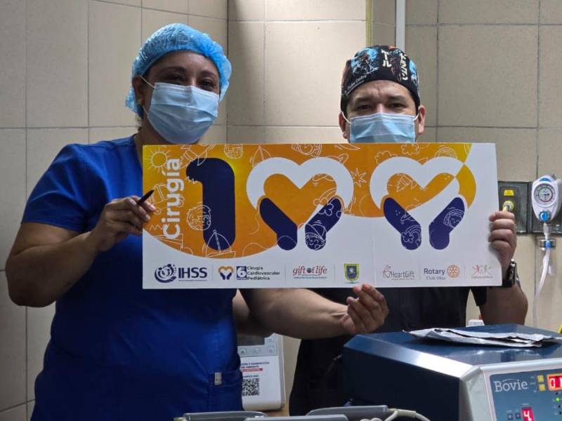 Lic. Kelys Turcios, jefa de Quirófano, y el doctor Pedro Castro, anestesiólogo.