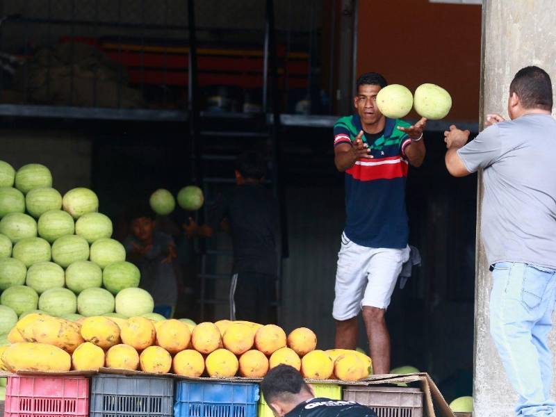 El aumento en el precio de las frutas también afecta a quienes las compran a diario para elaborar jugos y otros productos derivados.