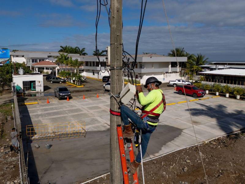 Cuadrilla del Programa Nacional para la Reducción de Pérdidas durante un operativo en una zona de altos consumidores en La Ceiba.