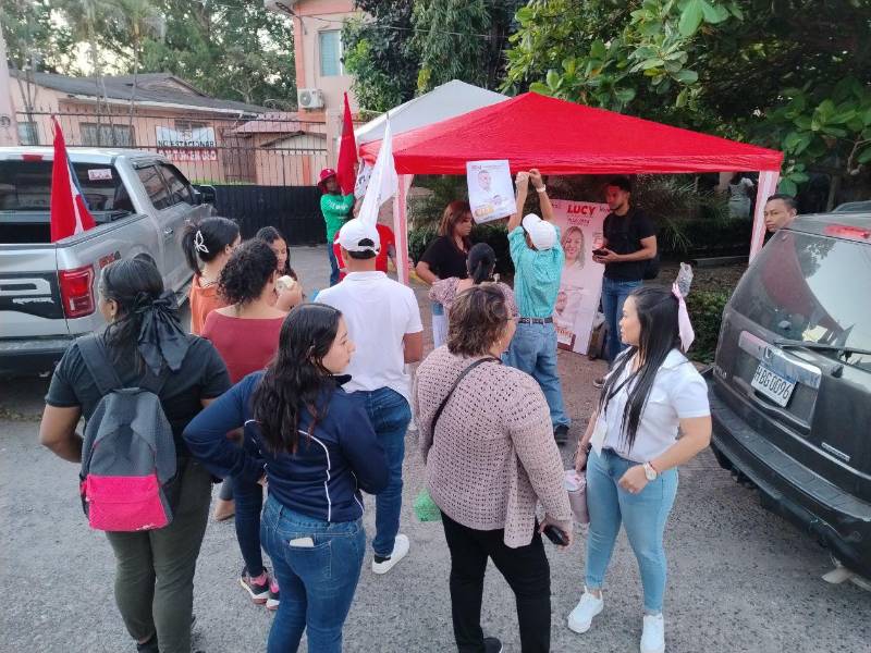 Ceibeños en los centros de votación.
