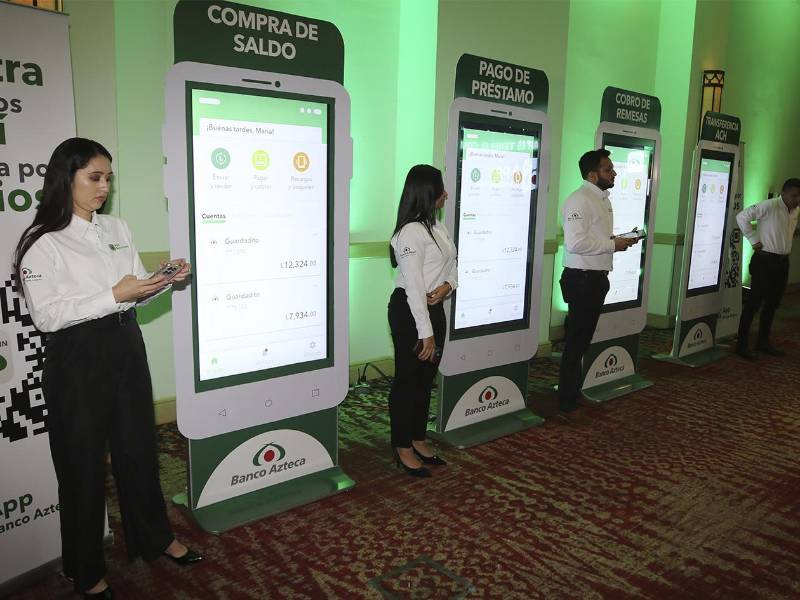 Estaciones interactivas que guiaron paso a paso las principales transacciones digitales.