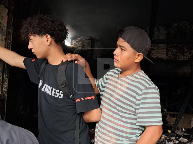 Empleados de Elmer García no pueden creer que todo quedó reducido a cenizas.