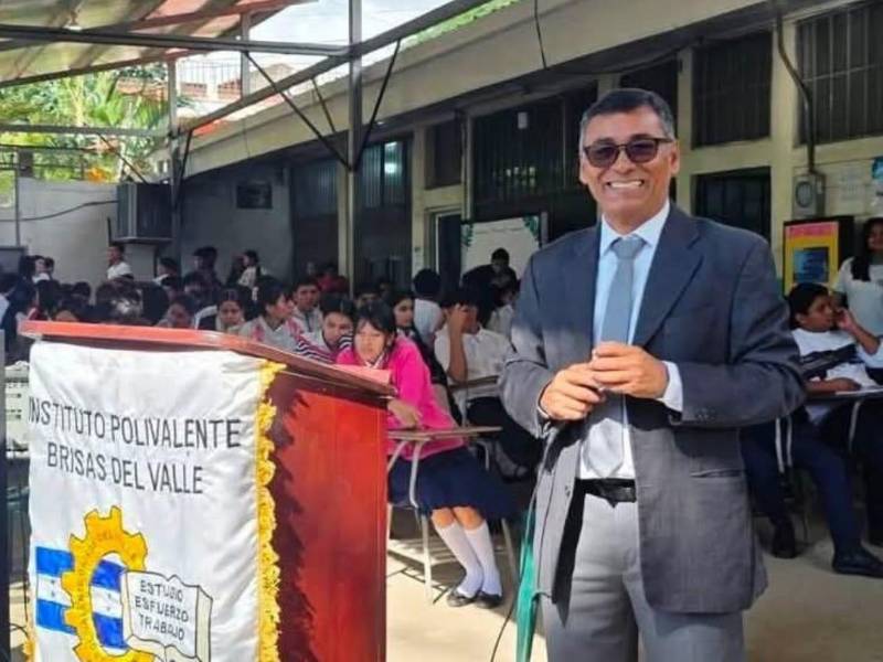Víctor Fiallos Paz, director del Instituto Polivalente Brisas del Valle, era muy querido por la comunidad estudiantil y sus compañeros.