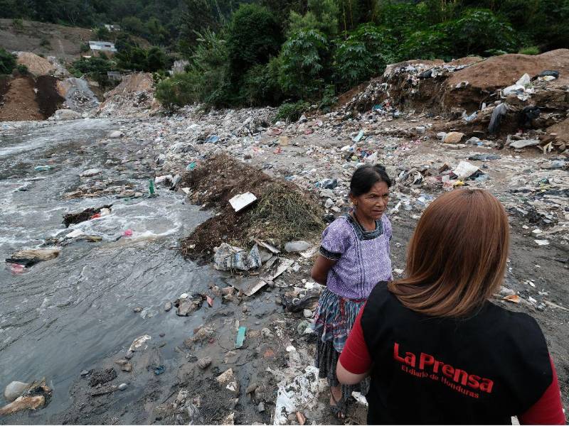 El río Motagua también fue recorrido por LA PRENSA, que constató la presencia de desechos arrastrados desde Guatemala antes de que la corriente desemboque en el golfo de Honduras.
