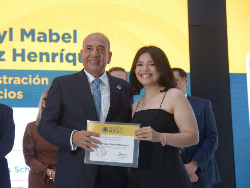 Camilo Atala, entregó a Mabel Pérez el reconocimiento por formar parte de la edición número 12 de las becas.
