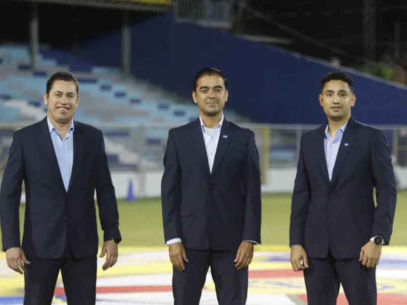 Los árbitros encargados de impartir justicia en el clásico del fútbol moderno.