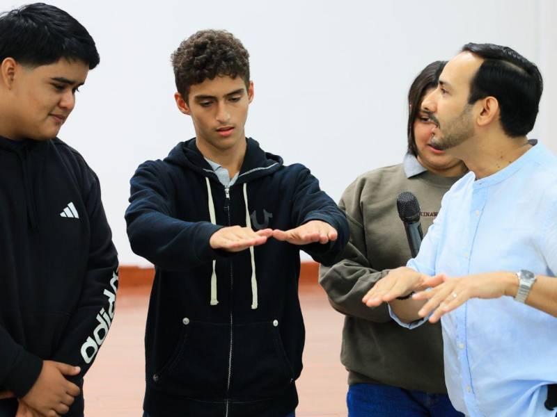 El licenciado Rafael Mejía realizó diversas dinámicas para motivar la participación de los jóvenes y transmitir de forma clara y práctica el mensaje sobre el uso responsable de las pantallas y las redes sociales.