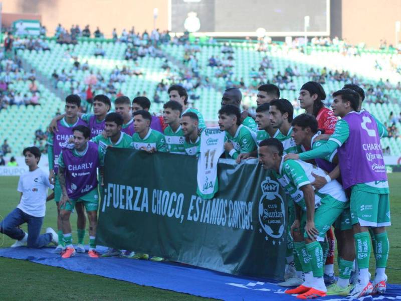 Jugadores del Santos Laguna apoyando a Antony “Choco” Lozano