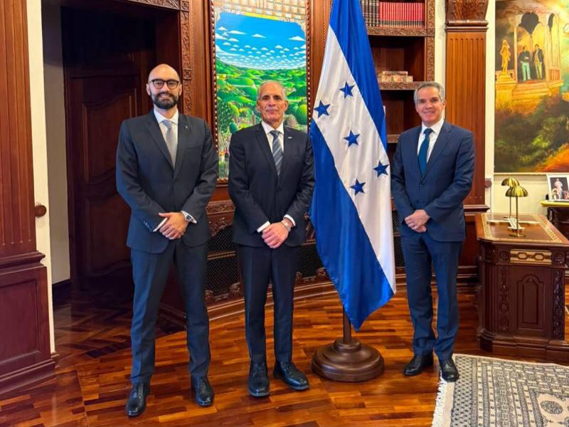 <b>Juan Pablo Taylor junto al presidente </b>Nasry Asfura y <b>Eduardo Coello.</b>