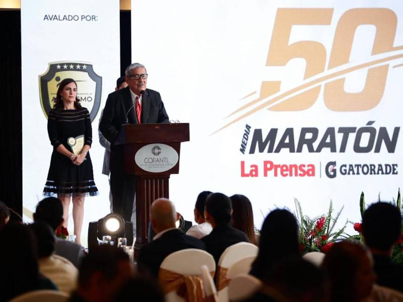 Hung Pacheco es el fundador de la Maratón de Diario LA PRENSA y fue homenajeado en la cena de gala.