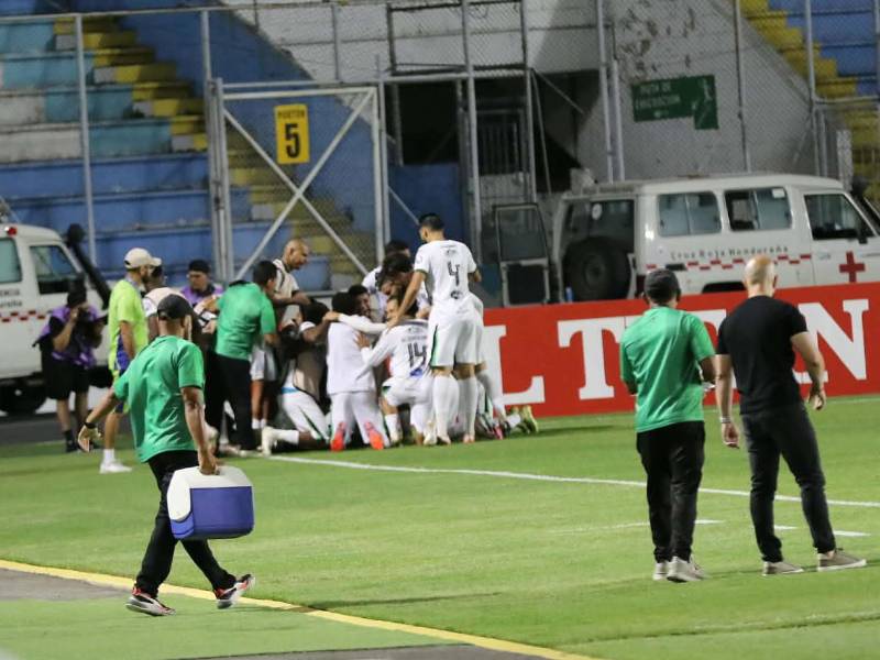 Los jugadores del Juticalpa FC festejando el gol de Aldo Fajardo en el Nacional.