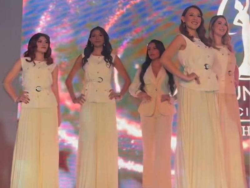 Las nueve candidatas que se presentaron anoche desfilaron vestidas de blanco.