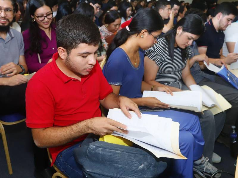 La firma de contratos marca el último paso para que los estudiantes seleccionados formalicen el beneficio económico que recibirán durante seis meses.
