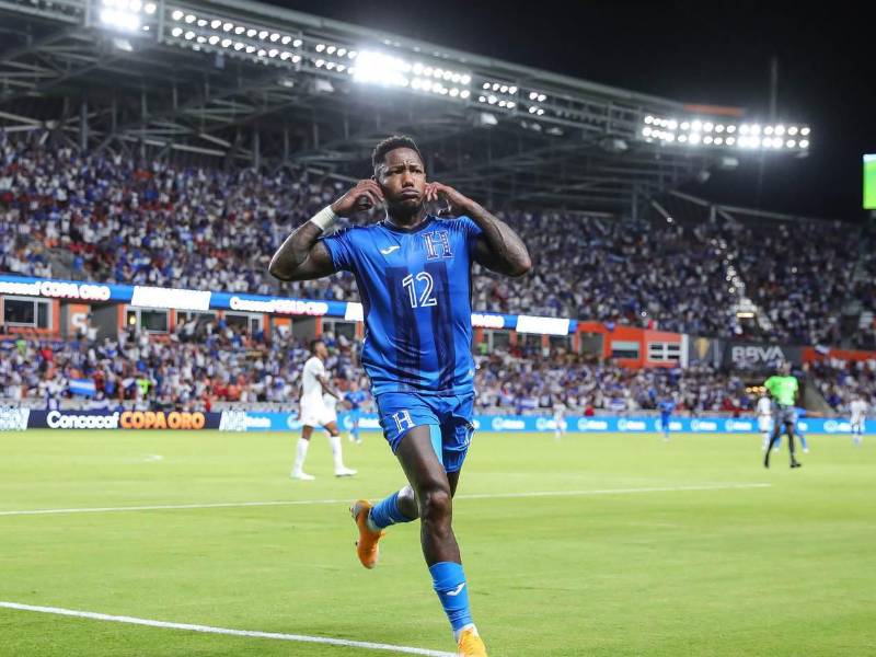 Romell Quioto celebrando uno de sus goles con la camisa de la Selección de Honduras.