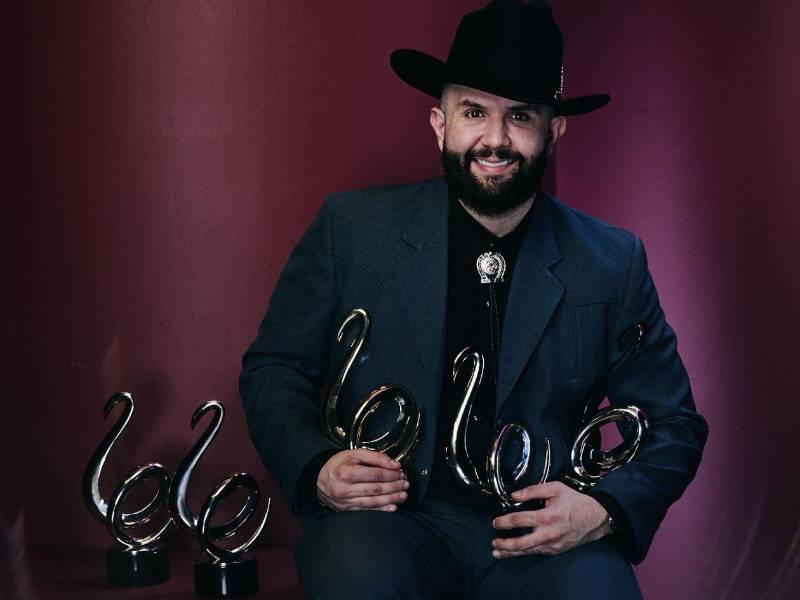 Carin León posa con sus cinco galardones.