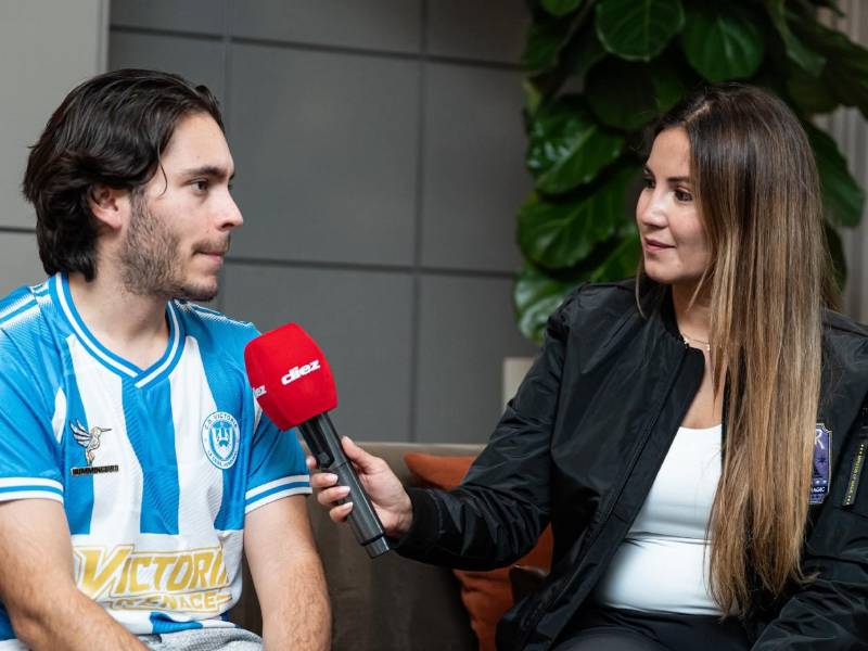 Nuestra periodista Jenny Fernández conversó con el influencer Carlos Espina.