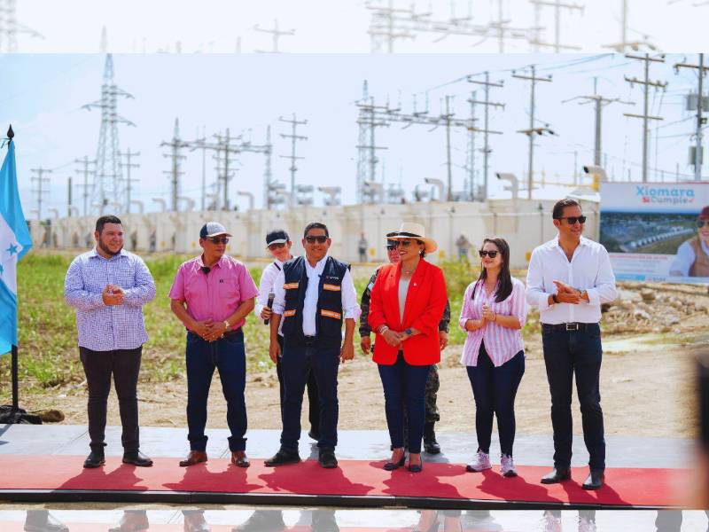 La presidenta Xiomara Castro y el ministro Erick Tejada encabezaron la comitiva de inauguración del proyecto.