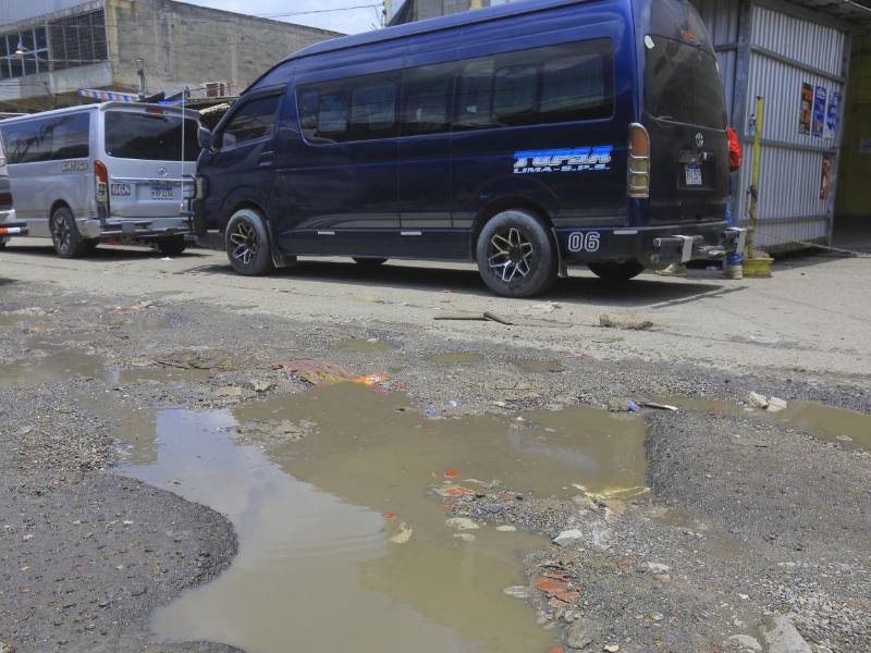 Una de las principales calles por donde transitan unidades de transporte público y vehículos particulares se ha convertido en un dolor de cabeza para los conductores debido al creciente deterioro de la vía.