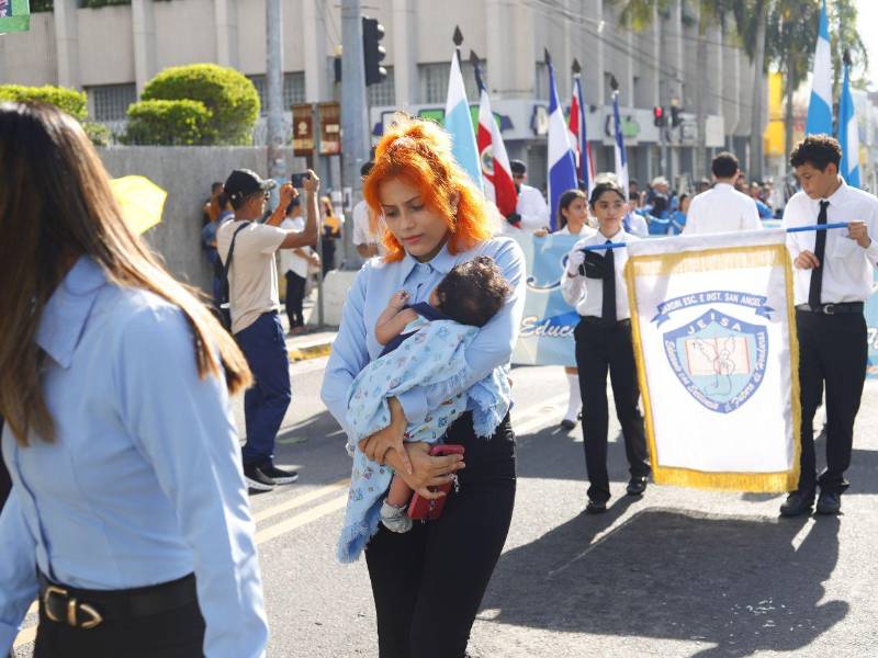 Para salir adelante y culminar sus estudios no hay límites. El lente de Diario LA PRENSA captó a esta joven madre, acompañada de su bebé de aproximadamente tres meses de nacido, durante el desfile por el Día Internacional de la Alfabetización.