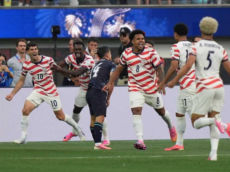 Christian Pulicisc y Weston McKennie festejan el autogol de Paraguay con el que Estados Unidos se adelantó.