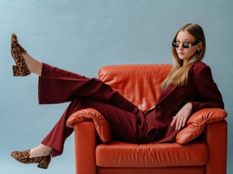 Los resultados revelan un patrón claro: aunque la moda evoluciona gradualmente con el tiempo, el auge y el declive de los estilos siguen una onda repetitiva que alcanza su punto álgido aproximadamente cada dos décadas.