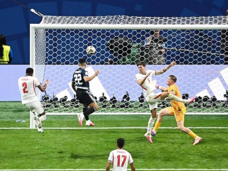 Lautaro Martínez al momento de marcar el gol de la victoria.