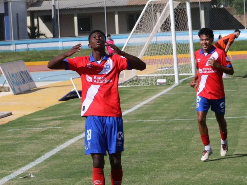 El joven Jeremy Rodríguez abri+p el marcador en el Juticalpa vs Olimpia.