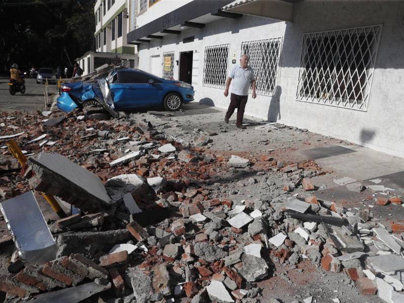 Vehículo dañado en Cali por el terremoto.