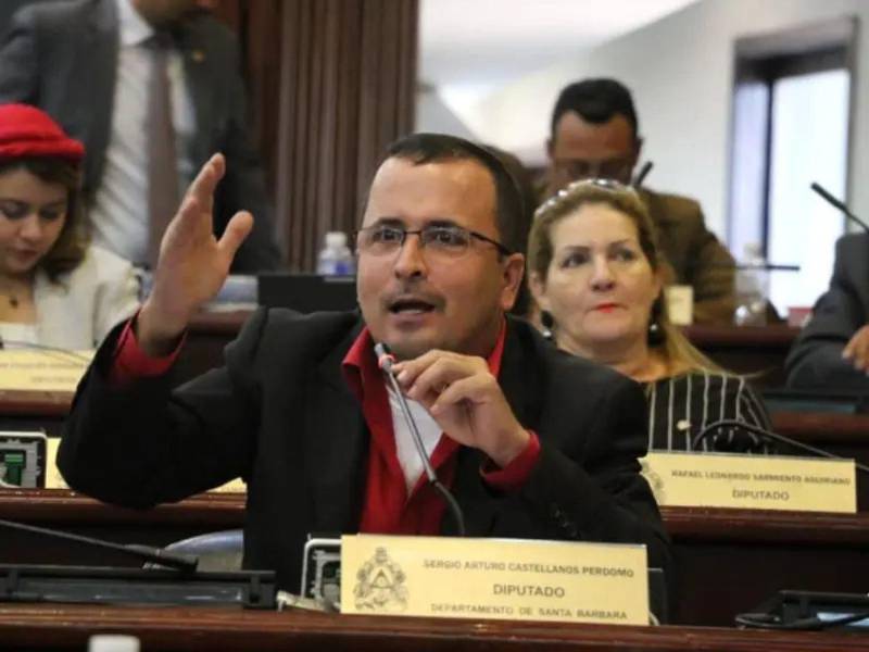 Sergio Castellanos, diputado de la bancada del partido Libertad y Refundación (Libre), durante una sesión legislativa.
