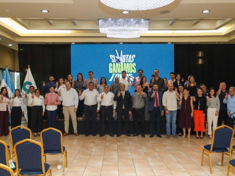 La junta directiva y miembros de la CCIC. La organización empresarial también anunció que organizarán presentaciones con los candidatos presidenciales, junto con los aspirantes a la alcaldía de San Pedro Sula de cada partido político, con el objetivo de que expongan sus propuestas.