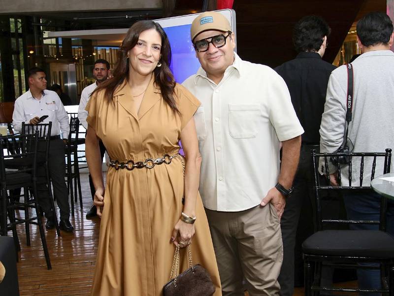 María Esther Navarro y Christian Lorenzana acompañaron a Geely Auto y Casa Jaar durante la inauguración de su nueva sala de ventas en La Galería.
