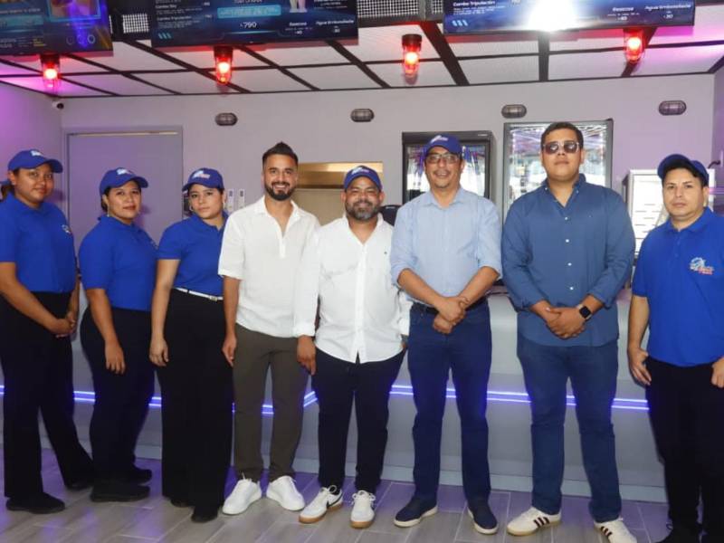Staff y propietarios de Sky Rocket Pizza, que está recién inaugurado en San Pedro Sula.