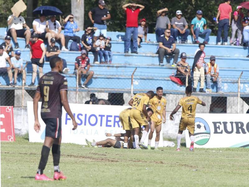 Plantilla del CD Choloma celebrando el gol en el estadio Roberto Martínez Ávila de Siguatepeque.