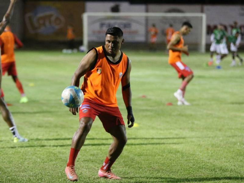 Jugadores del Estrella Roja realizando calentamiento.