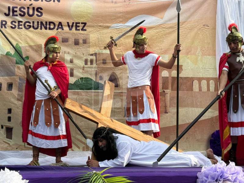 Escenificación de una de las estaciones del viacrucis, donde soldados romanos acompañan a Jesús en su camino hacia la crucifixión.