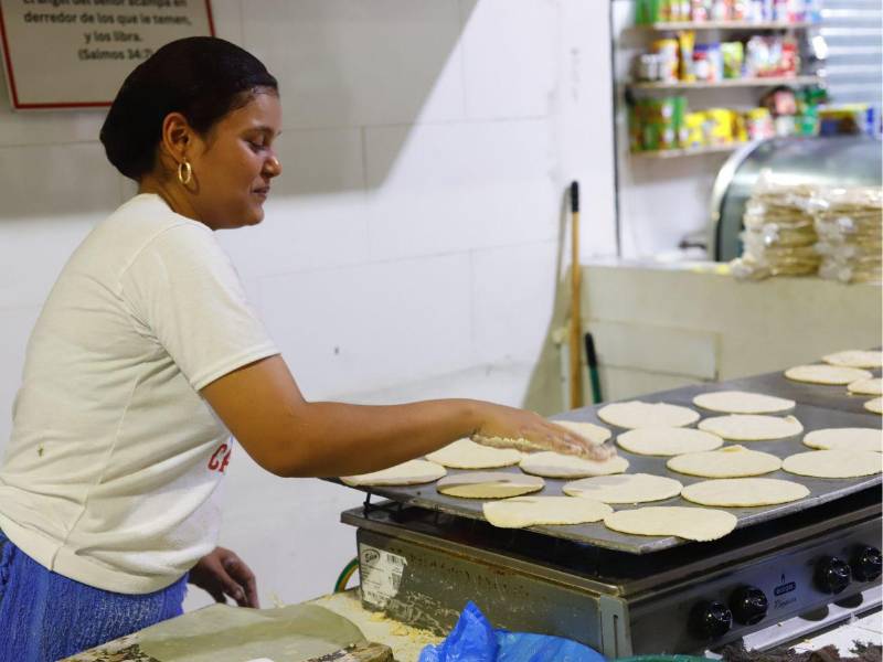 Desde abril, cuando el precio de la tortilla subió más de 15 centavos, muchas familias en San Pedro Sula, formadas por 5 miembros, con un consumo individual de 3 unidades por persona, gastan 45 centavos más por plato de comida solo por el consumo de este alimento.
