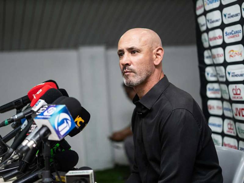 Eduardo Espinel reaccionó algo molesto en conferencia de prensa tras el primer partido de la final contra Marathón.
