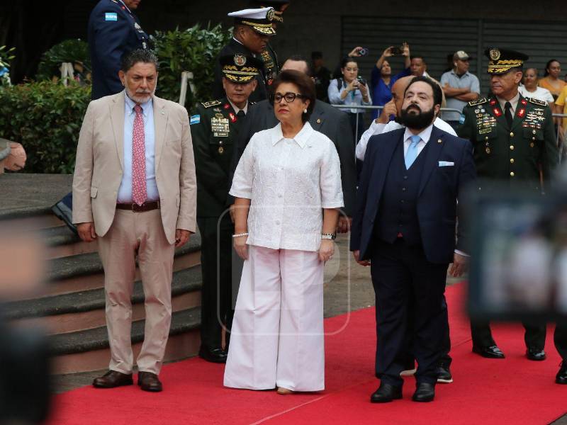 Rebeca Ráquel Obando y Luis Redondo en los actos oficiales en la Plaza de las Banderas.