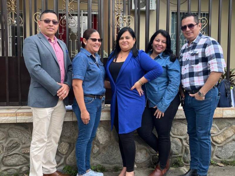Al centro la licenciada Suyapa Enamorado junto a su equipo que la acompañará en su administración.