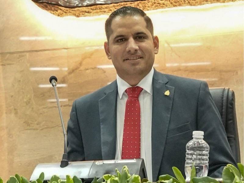 Diputado Jhosy Toscano durante la presentación de la moción.