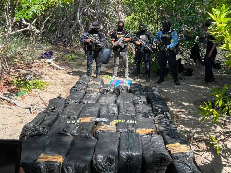 Más de 800 kilos de cocaína fueron incautados por las autoridades hondureñas en una operación antidrogas desarrollada en el departamento de Choluteca, un día después de que se localizaran otros 648 kilos de la misma droga en la zona sur del país.