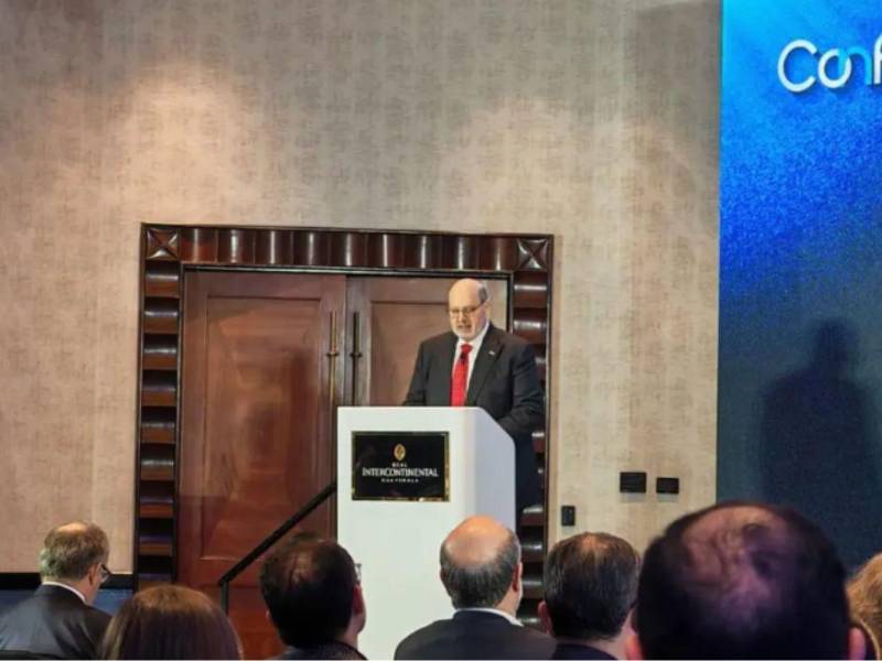 Jorge Canahuati Larach, presidente de Grupo OPSA y Revista E&amp;N, ofreció las palabras de bienvenida durante la II Cumbre Regional Confianza 2026.