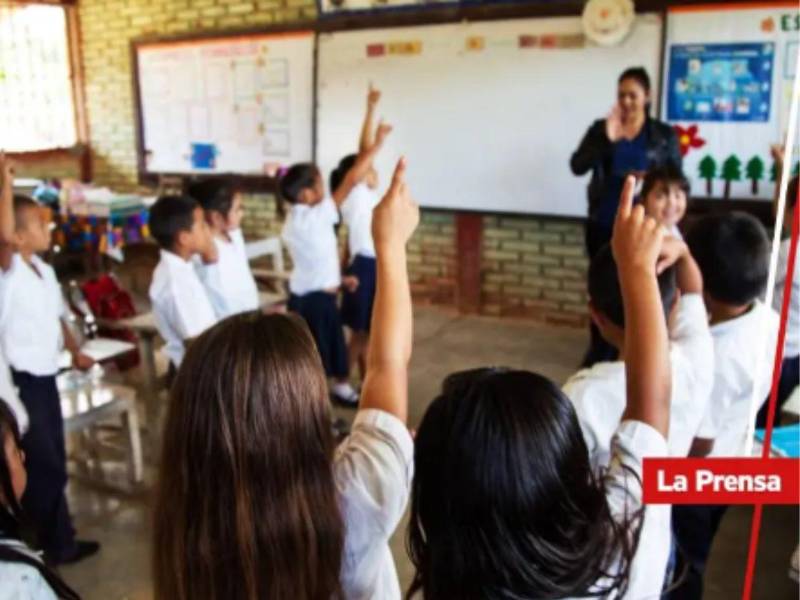 La salida de estudiantes de las aulas representa uno de los desafíos que enfrenta el sistema educativo de Honduras.