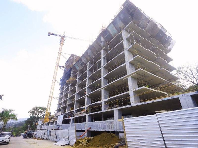 <b>San Pedro Sula</b> se mantiene como una de las ciudades más atractivas de Honduras para la inversión inmobiliaria. Sin embargo, uno de los principales desafíos para inversionistas y desarrolladores es el alto costo de la tierra, un factor que ha transformado la forma en que se construye y se planifica la ciudad. Foto ilustrativa de una torre en construcción.