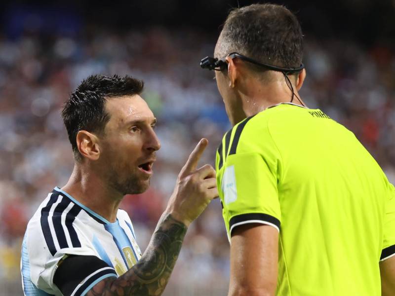 El astro argentino Lionel Messi protagonizó un tenso cruce con el árbitro portugués João Pinheiro este sábado durante el partido por cuartos de final del Mundial 2026, en el que la selección de Argentina se impuso 3-1 ante Suiza.