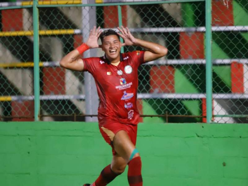 Ángel Villatoro es la figura del duelo al marcar un doblete.